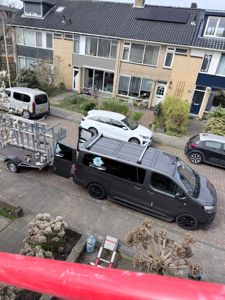 Oprit met bestelwagen en aanhanger in woonwijk