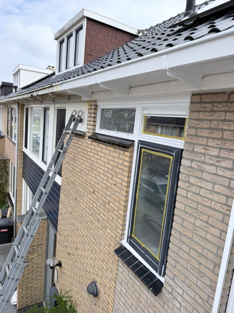Ladder tegen huisgevel voor dakonderhoud
