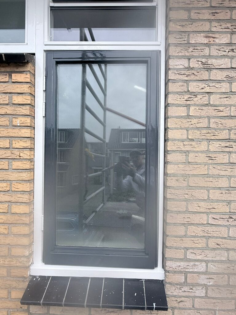 Reflecterend raam met bakstenen muur.